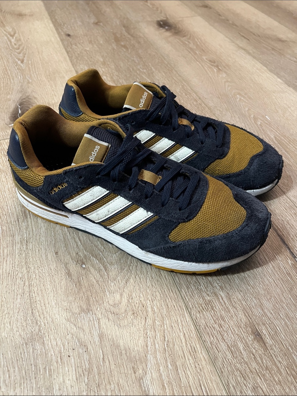 adidas - Men’s Run 80s Sneaker, great condition! (Navy/Mustard)
